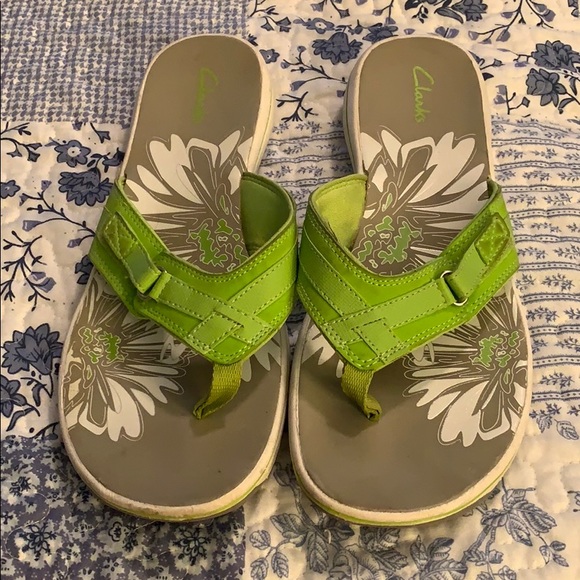 clarks flip flops womens green